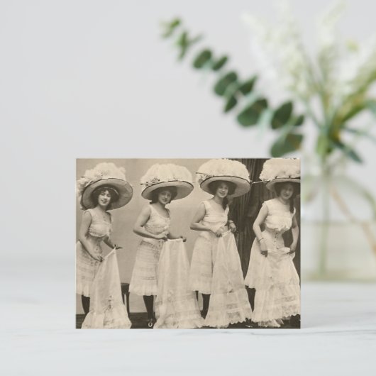 Petten en onderrokken briefkaart (Staand voorkant)