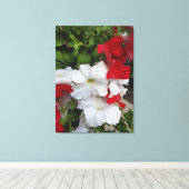 Petunias Red en White Canvas Print (Insitu (Houten vloer))
