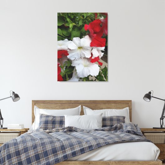 Petunias Red en White Canvas Print (Insitu (Slaapkamer))