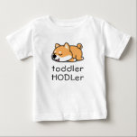 Peuter HODLer Dogecoin Crypto Schattige Baby Shiba<br><div class="desc">Peuter HODLer Dogecoin Crypto Baby Shiba Inu Baby T-shirt beschikt over een schattige baby Shiba Inu puppy slapen met de tekst "peuter HODLer" in leuk modern script. Perfect voor de huidige en toekomstige Doge munt cryptogeld houder en investeerder. Geweldig als een baby shower cadeau.</div>