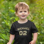 peuter jongen meisje naam jersey nummer sport kato kinder shirts<br><div class="desc">Creëer Uw eigen aangepaste, gepersonaliseerde, coole, unisex maatvoering, modern, stijlvol faux goud typografie / lettertype / script, monogram spelersnaam jersey nummer classy zwart, 100% gekamde ring gesponnen fijne jersey zacht katoenen T-shirt T-shirt T-shirt. Gewoon typen in jouw naam / kinder naam / naam van de speler en speler jersey nummer,...</div>