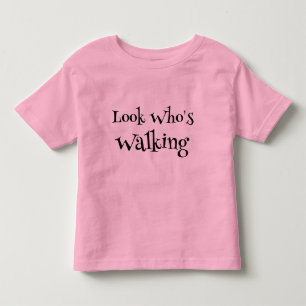 Peuter Meisje Loopt in Roze Kinder Shirts