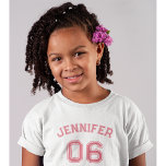 peuter meisje roze naam jersey nummer sport katoen kinder shirts<br><div class="desc">Creëer Uw eigen aangepaste, gepersonaliseerde, coole, unisex maatvoering, modern, stijlvol roze typografie / lettertype / script, monogram spelersnaam jersey nummer wit, 100% gekamde ring gesponnen fijne jersey zacht katoenen T-shirt T-shirt T-shirt. Gewoon typen in jouw naam / kinder naam / naam van de speler en speler jersey nummer, aan te...</div>