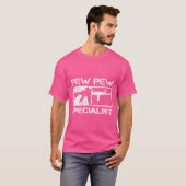 Pew Pew Specialist Pro Pistool 5.56 AR15 Rifle M4  T-shirt (Voorkant volledig)