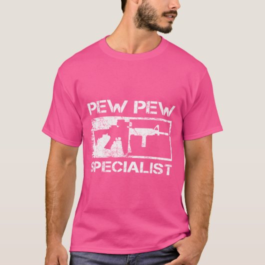 Pew Pew Specialist Pro Pistool 5.56 AR15 Rifle M4  T-shirt (Voorkant)