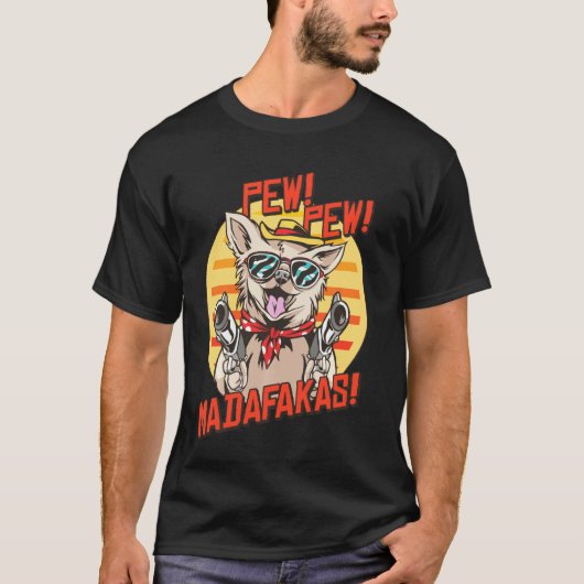 Pew Pews Madafakas Chihuahua met een Pistool geper T-shirt (Voorkant)