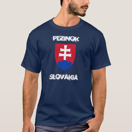 Pezinok, Slowakije met wapenmantel T-shirt (Voorkant)