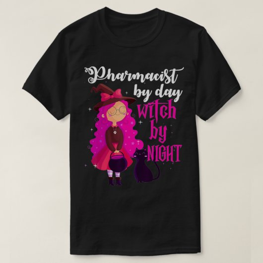 Pharmacist by Day Witch by Night Halloween Gift T-shirt (Design voorkant)