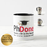 PhD Afstuderen feliciteert doctoraat Dr. Mok<br><div class="desc">U kunt deze mok van het PhD afstuderen personaliseren om een unieke mok van het afstuderen voor hen te creëer die in het verkrijgen van hun PhD zijn geslaagd. Geef dit aan een student van een mentor, leraar, professor, familielid, vriend. Het bevat lichte academische humor Phdone, er is een Dr....</div>