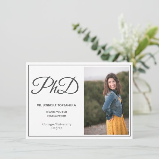 PhD-graad White Grey Script-Afstuderen Aankondiging (Staand voorkant)