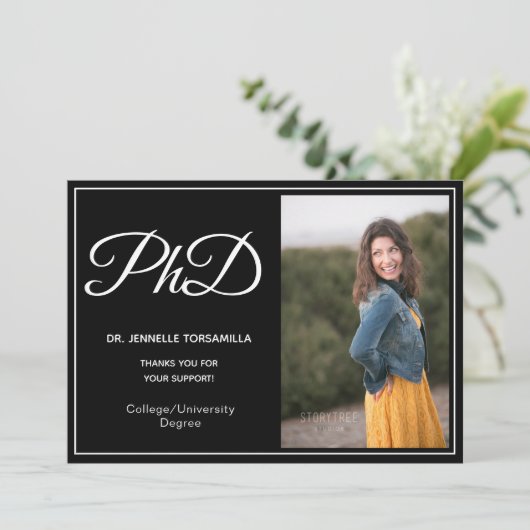 PhD-graad zwart, wit fotoscript Aankondiging (Staand voorkant)
