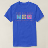 PhD-studentenhandvat met zorg T-shirt (Design voorkant)