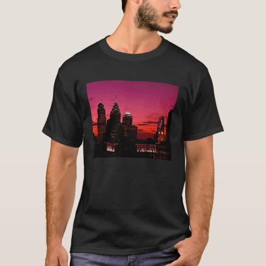 Philadelphia's Skyline Silhouette at Sunset T-shirt (Voorkant)