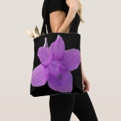 Philippine Violet over zwarte canvas tas (Dichtbij)