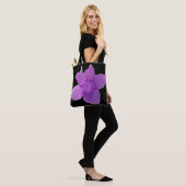 Philippine Violet over zwarte canvas tas (Op model)