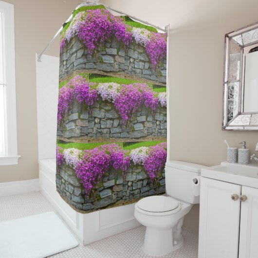 Phlox gedruct op rotsen douchegordijn (In situ)