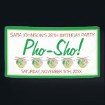 Pho Sho. Vietnamese soep Funny Birthday Party Spandoek<br><div class="desc">Het ontwerp toont een originele markeringsillustratie van een kom heerlijke Vietnamese foto, een traditionele noedelsoep bestaande uit bouillon, rijstnoedels, kruiden en vlees. Gewoon personaliseren met uw verjaardagsfeestje, restaurant of food festival informatie. Dit fotoontwerp is ook beschikbaar op andere producten. Zie je niet wat je zoekt? Hulp nodig bij maatwerk? Neem...</div>