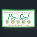 Pho Sho. Vietnamese soep Funny Birthday Party Spandoek<br><div class="desc">Het ontwerp toont een originele markeringsillustratie van een kom heerlijke Vietnamese foto, een traditionele noedelsoep bestaande uit bouillon, rijstnoedels, kruiden en vlees. Gewoon personaliseren met uw verjaardagsfeestje, restaurant of food festival informatie. Dit fotoontwerp is ook beschikbaar op andere producten. Zie je niet wat je zoekt? Hulp nodig bij maatwerk? Neem...</div>