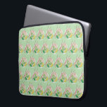 PHO Vietnamese Food Chicken Noodle Soup Chopsticks Laptop Sleeve<br><div class="desc">Het ontwerp is voorzien van een originele markeringsafbeelding van een kom Vietnamese pessoep met pessoep met jalapenos en limoen, en houten stokjes aan de zijkant. Geweldig voor je favoriete foodie of fan van Vietnamese keuken. Deze foto-illustratie is ook beschikbaar op andere producten! Het Vietnamese broodjesbroodjesontwerp en veel extra geïllustreerde foodie...</div>