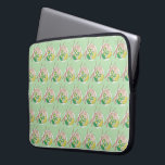 PHO Vietnamese Food Chicken Noodle Soup Chopsticks Laptop Sleeve<br><div class="desc">Het ontwerp is voorzien van een originele markeringsafbeelding van een kom Vietnamese pessoep met pessoep met jalapenos en limoen, en houten stokjes aan de zijkant. Geweldig voor je favoriete foodie of fan van Vietnamese keuken. Deze foto-illustratie is ook beschikbaar op andere producten! Het Vietnamese broodjesbroodjesontwerp en veel extra geïllustreerde foodie...</div>