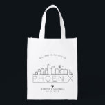 Phoenix, Arizona Wedding | Stijlvolle Skyline Boodschappentas<br><div class="desc">Een unieke trouwtas voor een bruiloft die plaatsvindt in de prachtige stad Phoenix,  Arizona. Deze tas heeft een gestileerde illustratie van de unieke skyline van de stad met daaronder de naam. Dit wordt gevolgd door uw trouwdag informatie in een bijpassende open gevoerde stijl.</div>