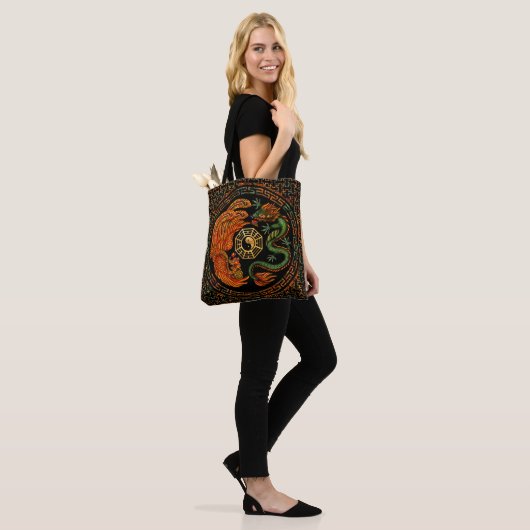 Phoenix en Dragon met bagua #2 Tote Bag (Op model)