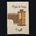 Photagrapher is dit hoe ik de keukenhanddoek kan r<br><div class="desc">Deze keukenhanddoek is perfect voor fotografen en oude schoolluiken die liever filmcamera's hebben dan digitale. Het bevat een afbeelding van een ouderwetse rol van 35 mm film en het bericht "Dit is hoe ik rol" in retro stijl. Nostalgisch voor de goede oude dagen? Vind meer cassettebandproducten en andere verouderde technologiepunten...</div>