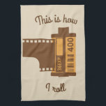 Photagrapher is dit hoe ik de keukenhanddoek kan r<br><div class="desc">Deze keukenhanddoek is perfect voor fotografen en oude schoolluiken die liever filmcamera's hebben dan digitale. Het bevat een afbeelding van een ouderwetse rol van 35 mm film en het bericht "Dit is hoe ik rol" in retro stijl. Nostalgisch voor de goede oude dagen? Vind meer cassettebandproducten en andere verouderde technologiepunten...</div>