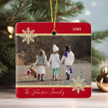 PHOTO Gold Red Snow Keepomwille Kerstfeestdag Keramisch Ornament<br><div class="desc">Hou je herinneringen levendig met deze mooie kerstfeestelijke boomboom ornament. Pas het aan met je foto. Faux goudglitter en rood met sneeuwvlokken. Aangepast met je familienaam en jaar. De rug van ornament heeft optie om bericht, naam, of andere info toe te voegen. Perfecte gave voor ouders, moeder, vader, oma, opa,...</div>