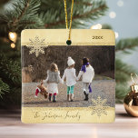 PHOTO Gold Snow keepomwille kerstfeestboom Keramisch Ornament<br><div class="desc">Hou je herinneringen levendig met deze mooie kerstfeestelijke boomboom ornament. Pas het aan met je foto. Faux gouden folie en glitter met sneeuwvlokken. Aangepast met je familienaam en jaar. De rug van ornament heeft optie om bericht, naam, of andere info toe te voegen. Perfecte gave voor ouders, moeder, vader, oma,...</div>