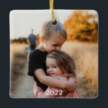 Photo Memory Keepomwille Keramisch Ornament<br><div class="desc">Geef het geschenk van herinneringen deze kerst met dit eenvoudige, maar mooie ornament van de volledige foto-keepslag. Voeg je favoriete foto van dit jaar toe voor een bedachtzame, sentimentele herinnering aan de gelukkige tijd in je leven elke keer als je het uittrekt om het vakantieseizoen te versieren. Dit gemakkelijk aan...</div>