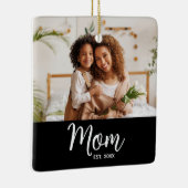 Photo Mom Established Date White Script on Black Keramisch Ornament (Rechts)