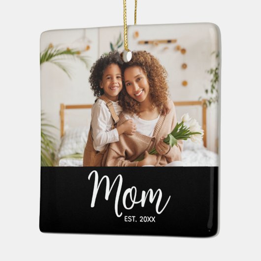 Photo Mom Established Date White Script on Black Keramisch Ornament (Links)