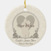 PHOTO NAMES DATUM AANGEPASTE Verloving Ornaments Keramisch Ornament (Achterkant)