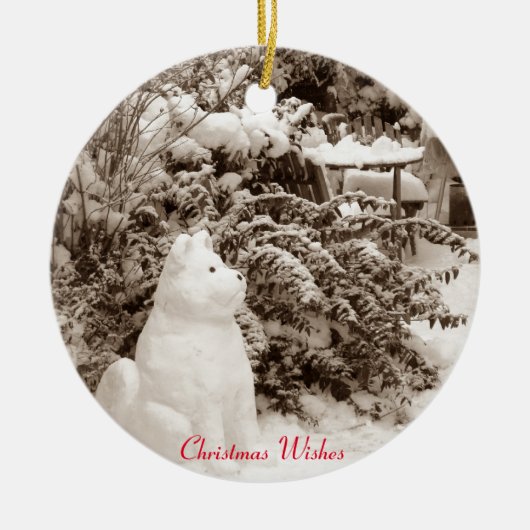 photo of funny akita snow dog snow scene keramisch ornament (Voorkant)
