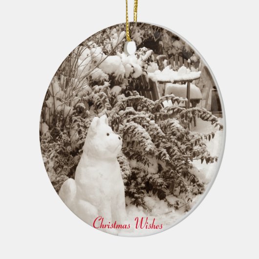 photo of funny akita snow dog snow scene keramisch ornament (Links)