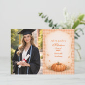 Photo Rustic Gingham Pumpkin Fall Graduation Aankondiging (Staand voorkant)