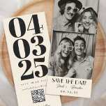 Photobooth Typografie Qrcode Sla de datum op Kaart<br><div class="desc">Photobooth Typografie Qrcode Save the Date Kaart Leg de essentie van tijdloze elegantie vast met onze Retro Photo Booth Zwart-wit Save the Date Cards! Perfect voor het aankondigen van uw speciale dag in stijl, deze kaarten combineren charme met moderne flair. Met klassieke zwart-witte tinten die doen denken aan oude Hollywood-glamour,...</div>