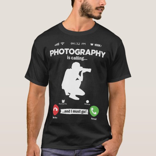 Photography Is Calling I Must Go Camera Hobby Phot T-shirt (Voorkant)