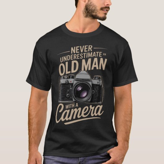 Photography Never Underestimate An Old Man With A  T-shirt (Voorkant)