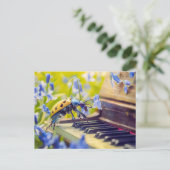 Photorealistic Oil Beetle Playing Piano Among Blue Briefkaart (Staand voorkant)