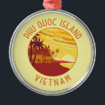 Phu Quoc Eiland Vietnam Retro Noodcirkel Metalen Ornament<br><div class="desc">Phu Quoc Island vector kunstontwerp. Phú Quņc is een Vietnamees eiland voor de kust van Cambodja in de Golf van Thailand.</div>