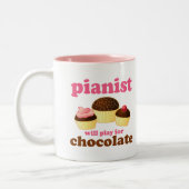 Pianist zal voor chocolade spelen tweekleurige koffiemok (Links)