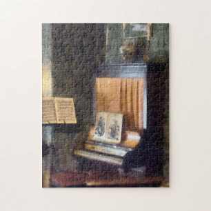 Piano en bladmuziek op statief legpuzzel