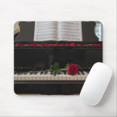 Piano met rode roos en rozenblaadjes muismat (Met muis)