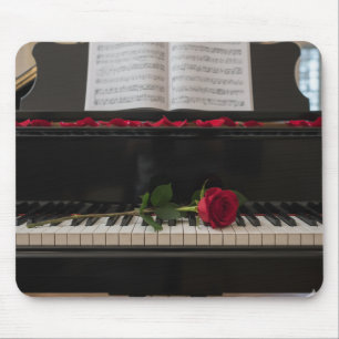 Piano met rode roos en rozenblaadjes muismat