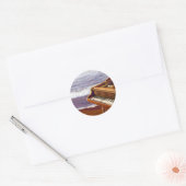Piano op een strand ronde sticker (Envelop)