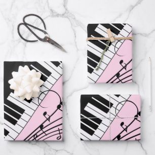 Piano-toetsenbord zwart en wit muziekontwerp roze inpakpapier vel