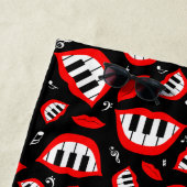 Pianoglimlach op zwarte achtergrond strandlaken (In situ)