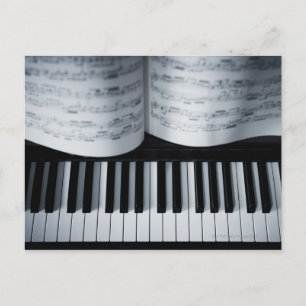 Pianosleutels en muziekboek briefkaart